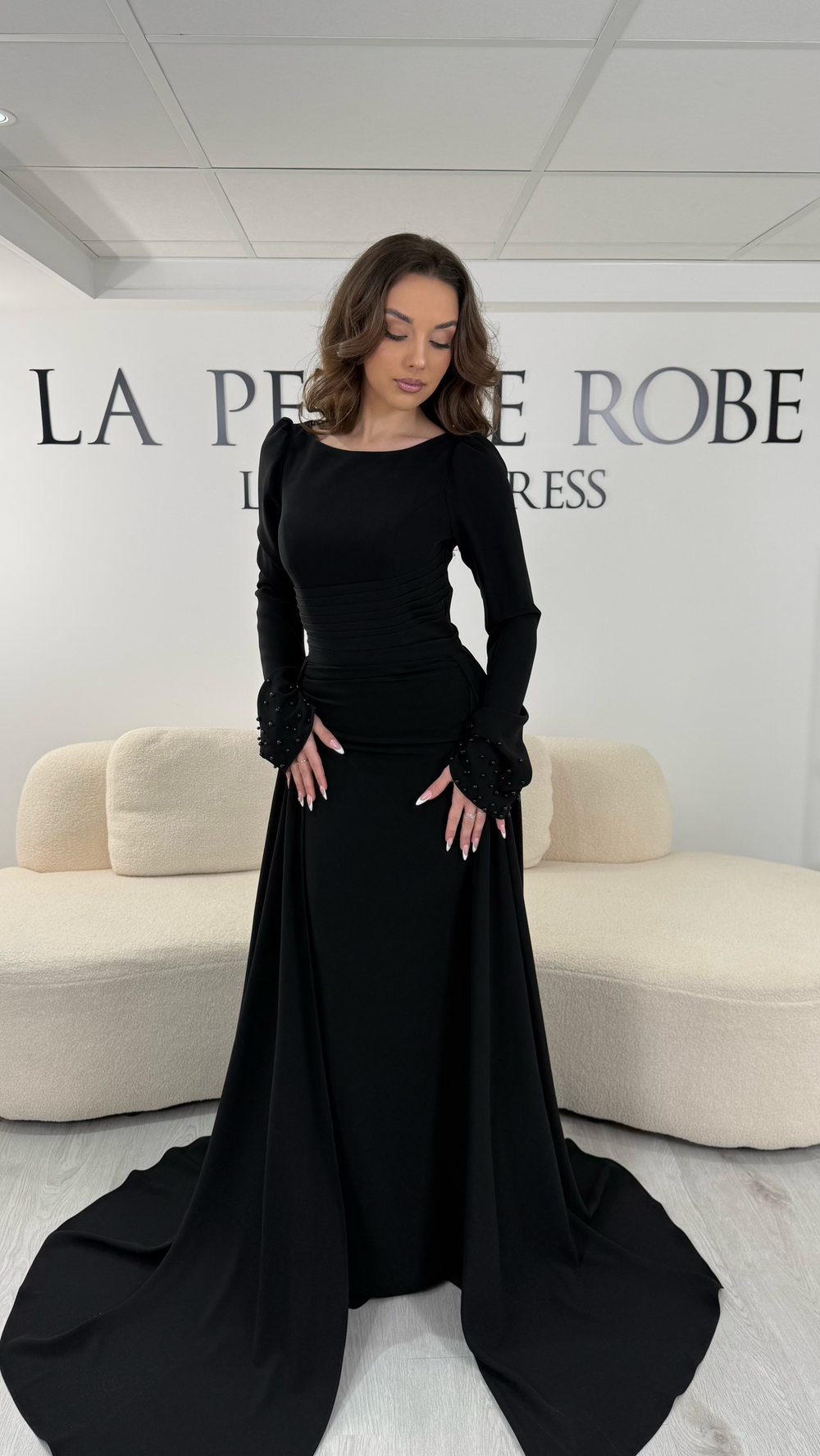 Robe de soirée longue noire avec col bateau et manches longues. Sans fente, dotée d’une traîne amovible élégante, idéale pour gala et mariage.