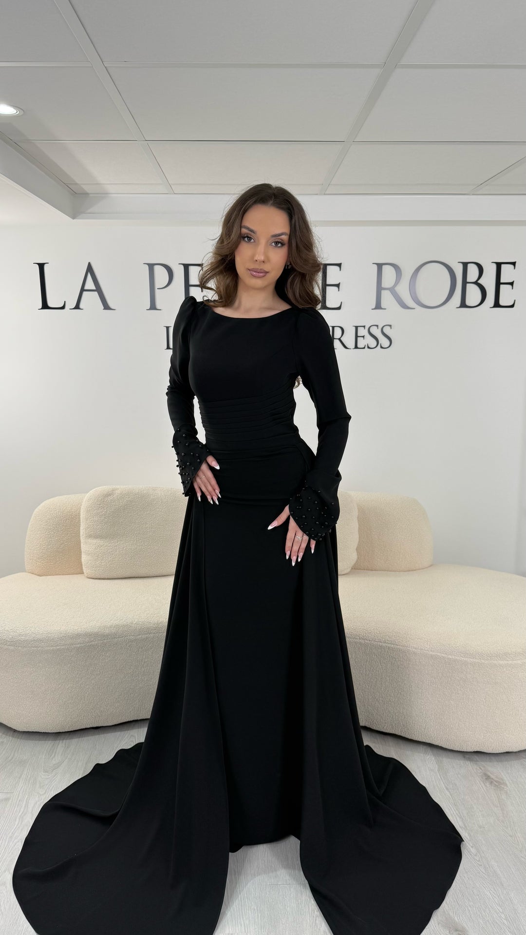 Robe de soirée longue noire avec col bateau et manches longues. Sans fente, dotée d’une traîne amovible élégante, idéale pour gala et mariage.