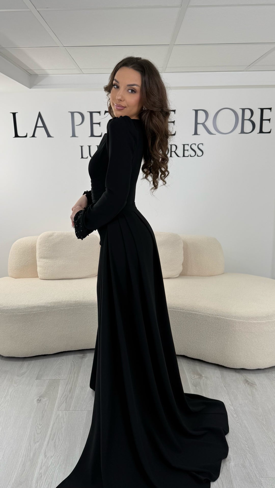 Robe de soirée longue noire avec col bateau et manches longues. Sans fente, dotée d’une traîne amovible élégante, idéale pour gala et mariage.