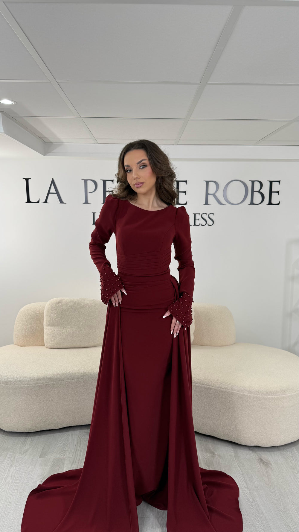 Robe de soirée bordeaux longue avec col bateau et manches longues. Sans fente, dotée d’une traîne amovible élégante, idéale pour gala et mariage.