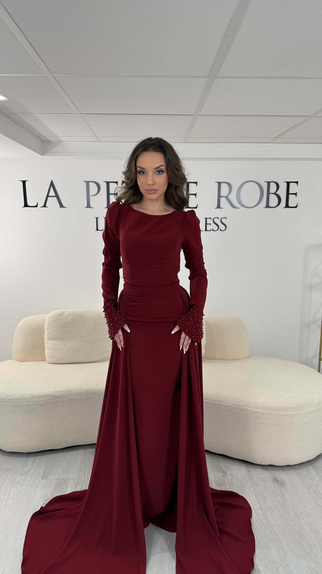 Robe de soirée bordeaux longue avec col bateau et manches longues. Sans fente, dotée d’une traîne amovible élégante, idéale pour gala et mariage.