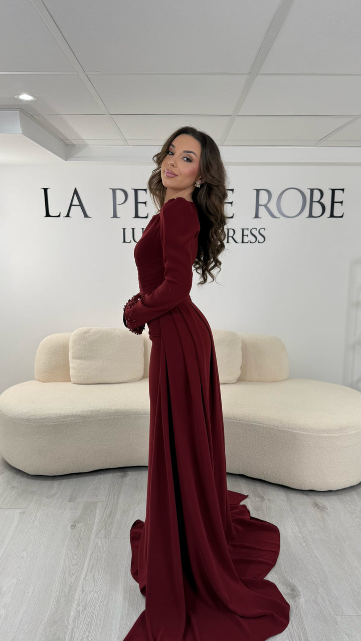 Robe de soirée bordeaux longue avec col bateau et manches longues. Sans fente, dotée d’une traîne amovible élégante, idéale pour gala et mariage.