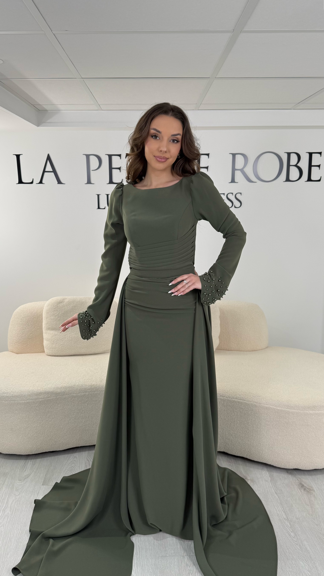 Robe de soirée kaki longue avec col rond et manches longues. Sans fente, dotée d’une traîne amovible élégante, parfaite pour gala et mariage.