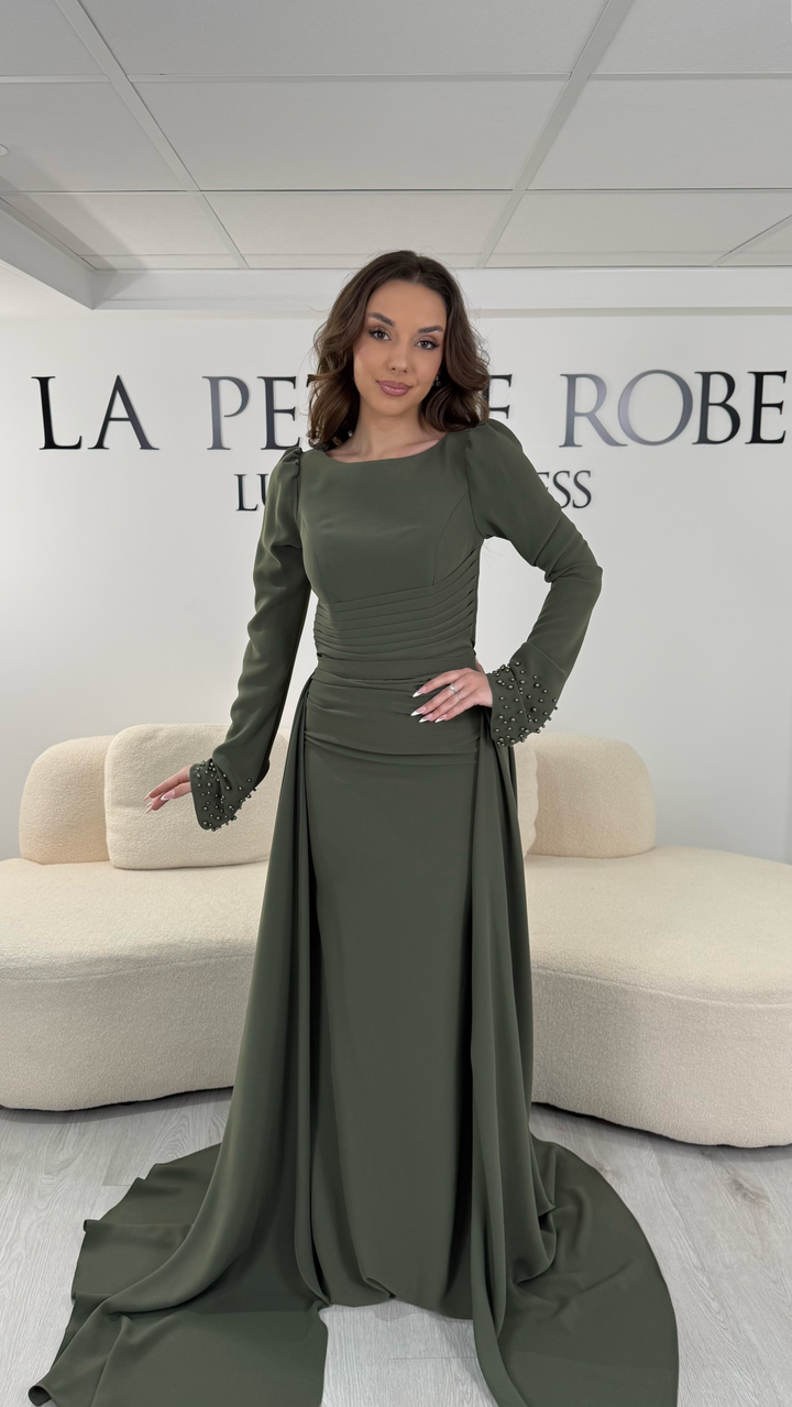 Robe de soirée kaki longue avec col rond et manches longues. Sans fente, dotée d’une traîne amovible élégante, parfaite pour gala et mariage.