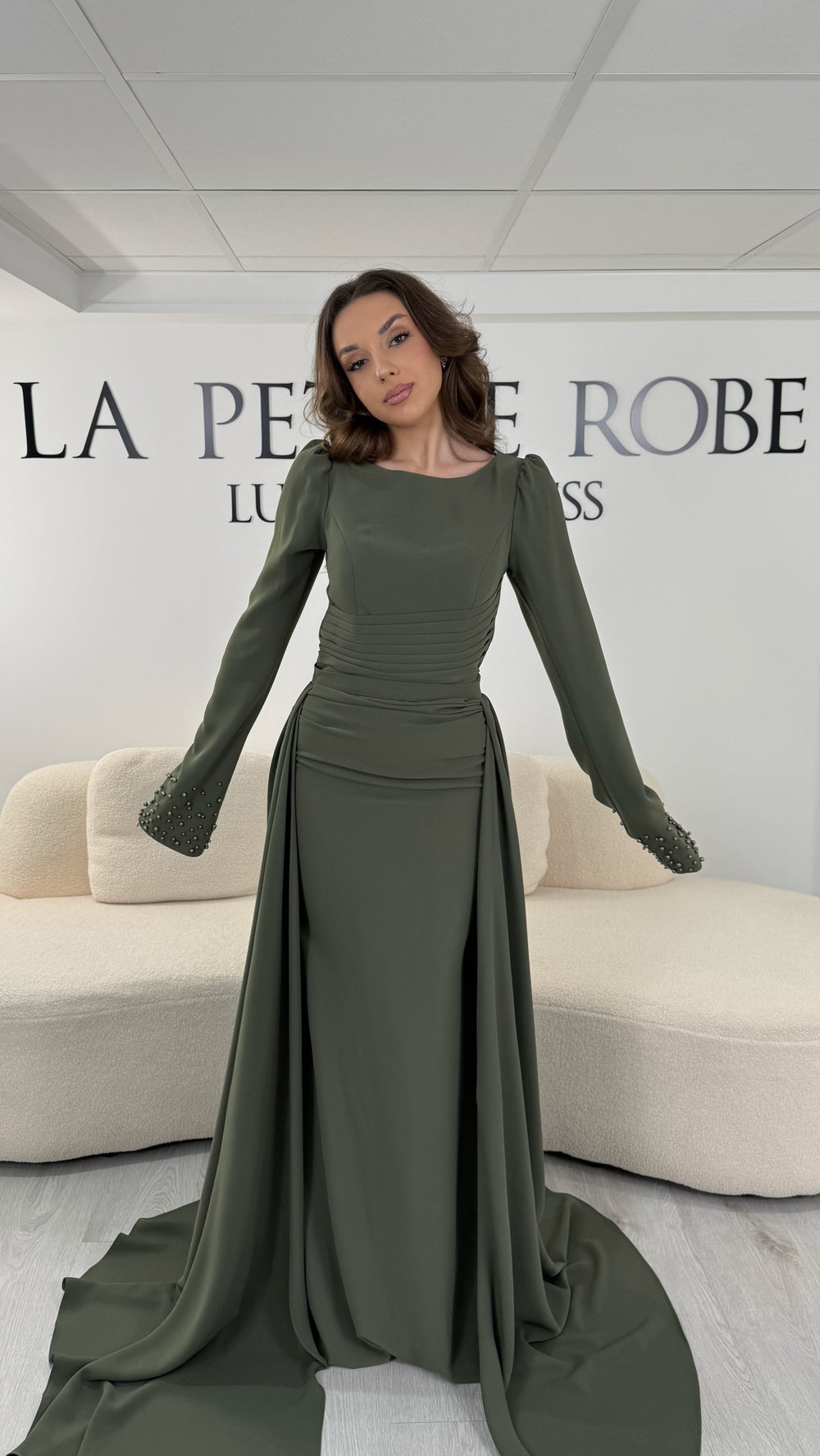 Robe de soirée kaki longue avec col rond et manches longues. Sans fente, dotée d’une traîne amovible élégante, parfaite pour gala et mariage.