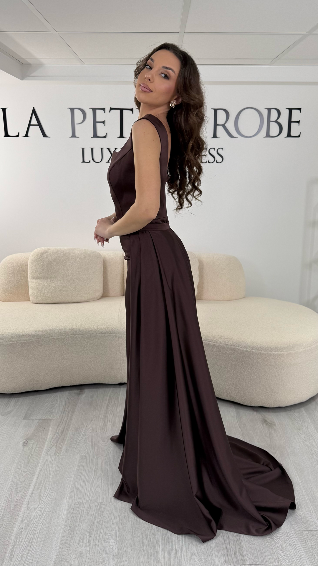Robe de soirée marron longue avec col carré et coupe sans manche. Sans fente et avec traîne amovible élégante, parfaite pour mariage, gala ou réception.