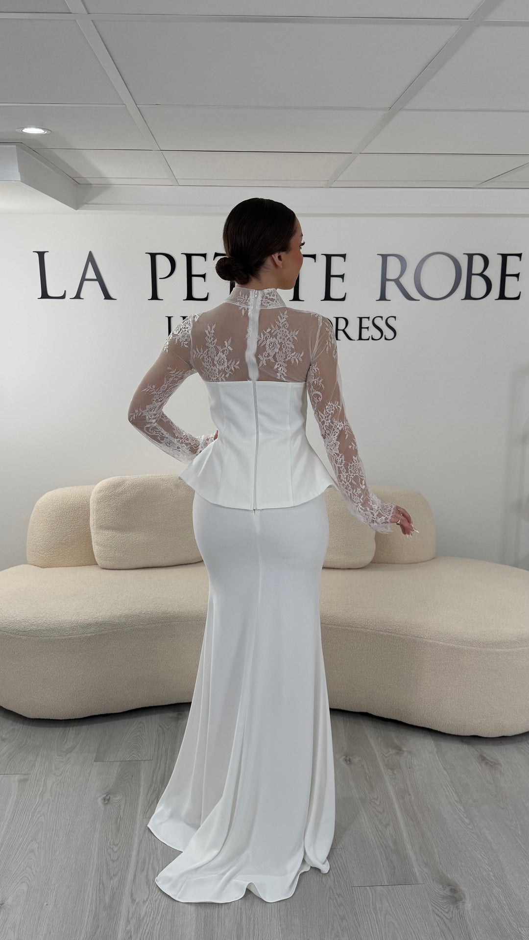 Robe de mariée blanche deux pièces avec col rond et manches longues en dentelle. Robe élégante sans fente, parfaite pour un mariage chic.