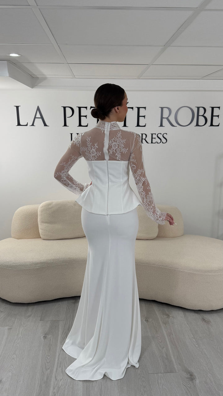 Robe de mariée blanche deux pièces avec col rond et manches longues en dentelle. Robe élégante sans fente, parfaite pour un mariage chic.