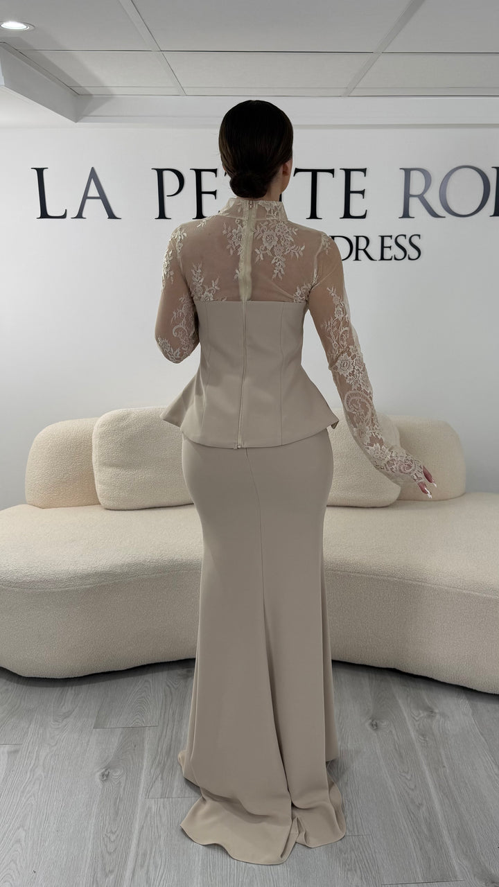 Robe de soirée beige deux pièces avec col rond et manches longues en dentelle. Robe élégante sans fente idéale pour soirée chic.