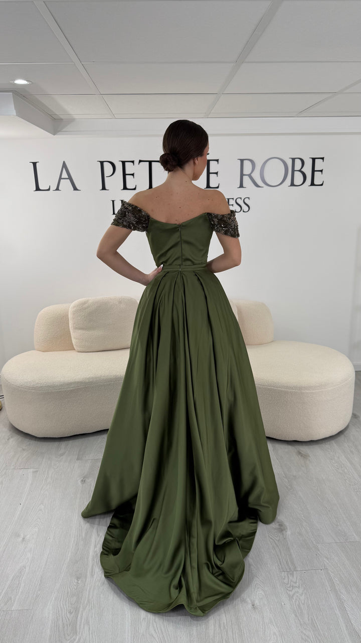 Robe de soirée kaki élégante sans manches avec col bardot et sequins. Robe longue sans fente idéale pour soirée chic.