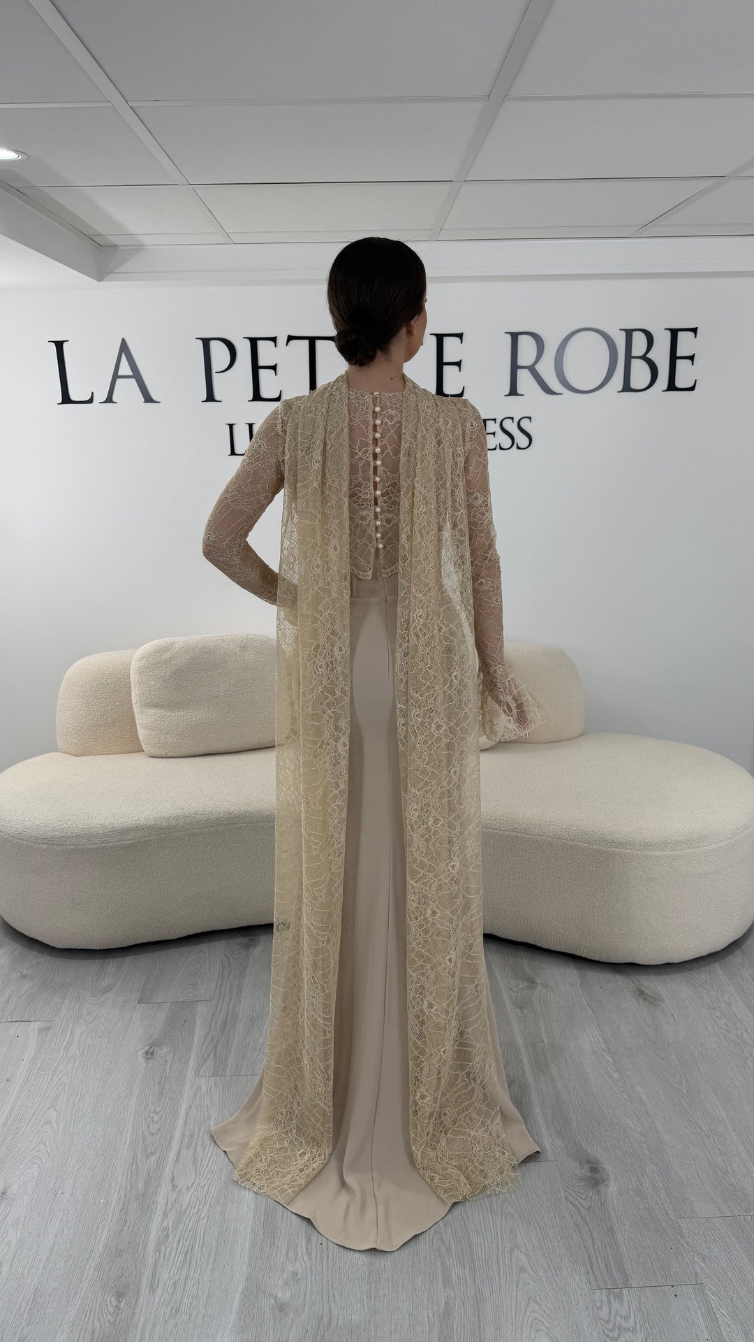Robe de soirée beige longue avec boléro en dentelle amovible et écharpe élégante. Sans fente, coupe fluide idéale pour mariage et cérémonie.