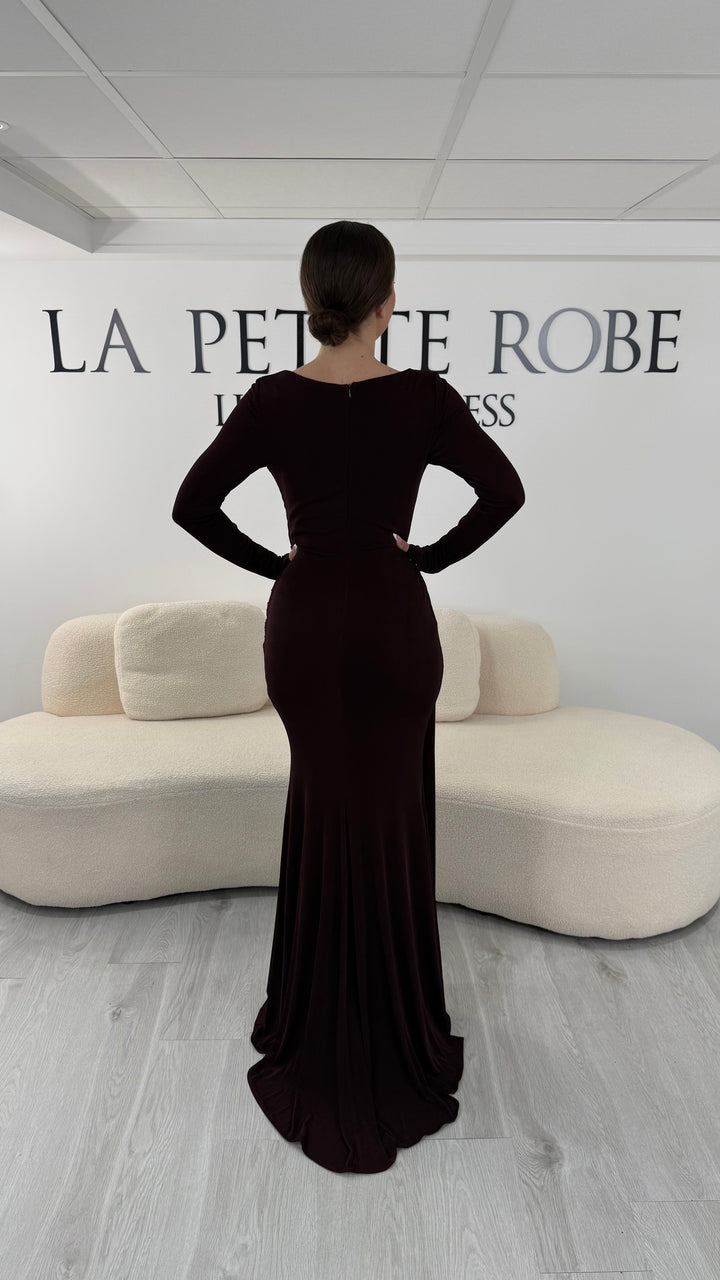 Robe de soirée marron longue avec col bateau drapé et manches longues. Robe élégante sans fente parfaite pour soirée ou gala.