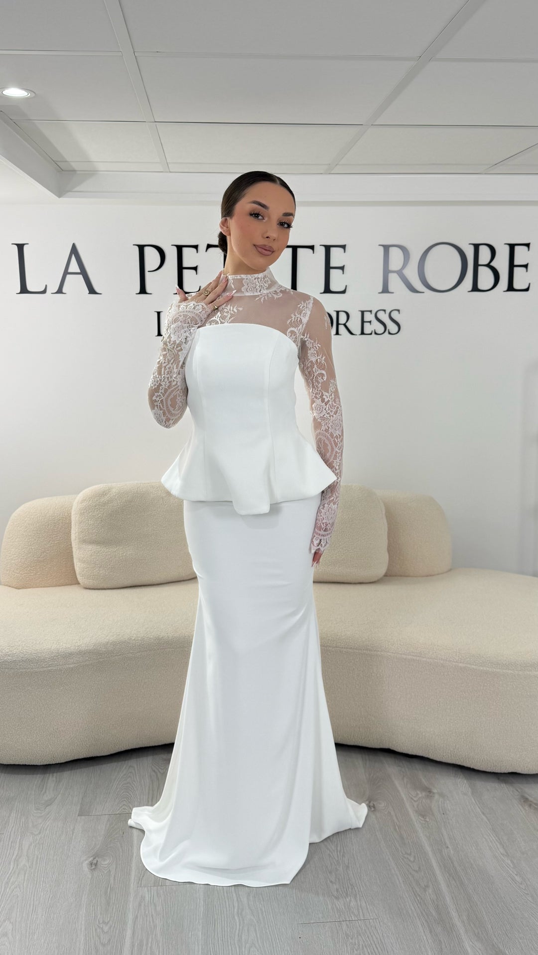 Robe de mariée blanche deux pièces avec col rond et manches longues en dentelle. Robe élégante sans fente, parfaite pour un mariage chic.