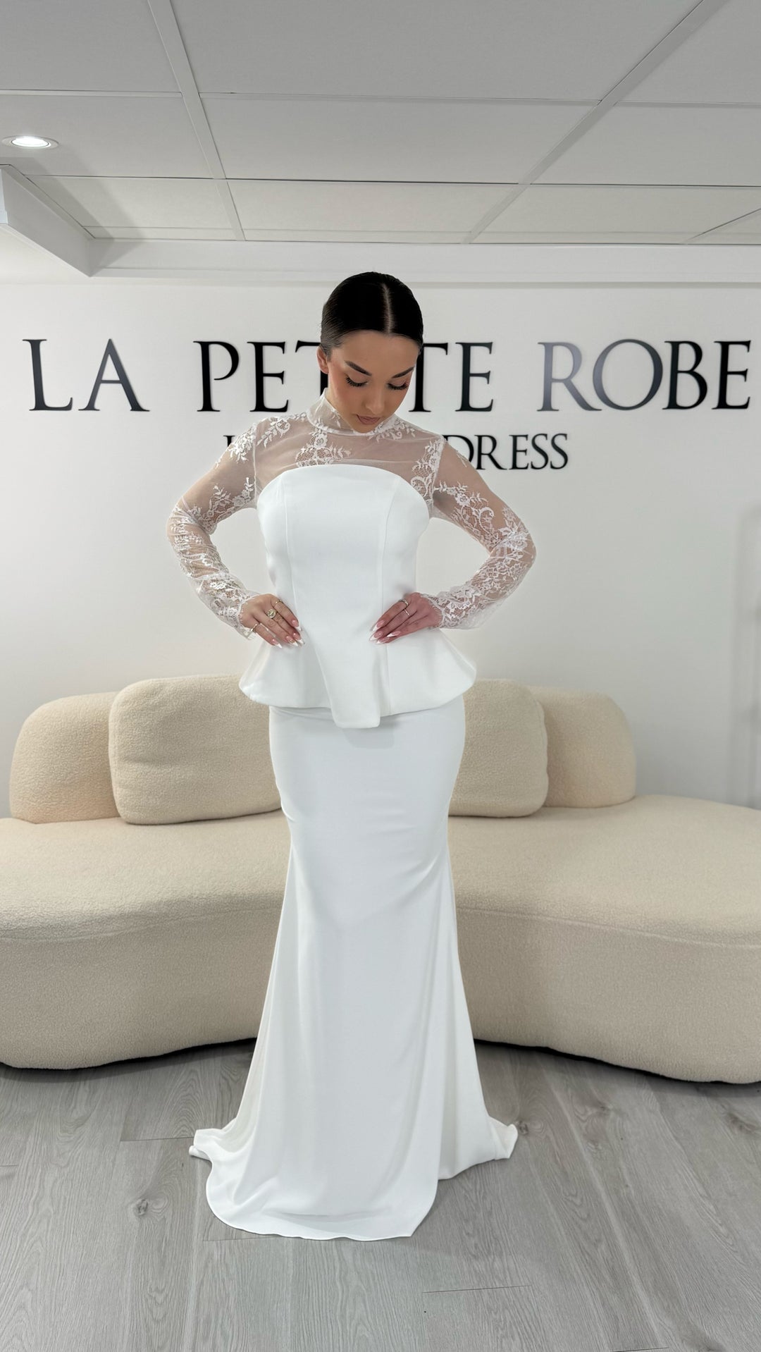Robe de mariée blanche deux pièces avec col rond et manches longues en dentelle. Robe élégante sans fente, parfaite pour un mariage chic.