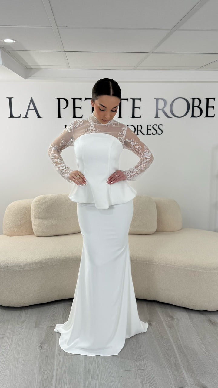 Robe de mariée blanche deux pièces avec col rond et manches longues en dentelle. Robe élégante sans fente, parfaite pour un mariage chic.