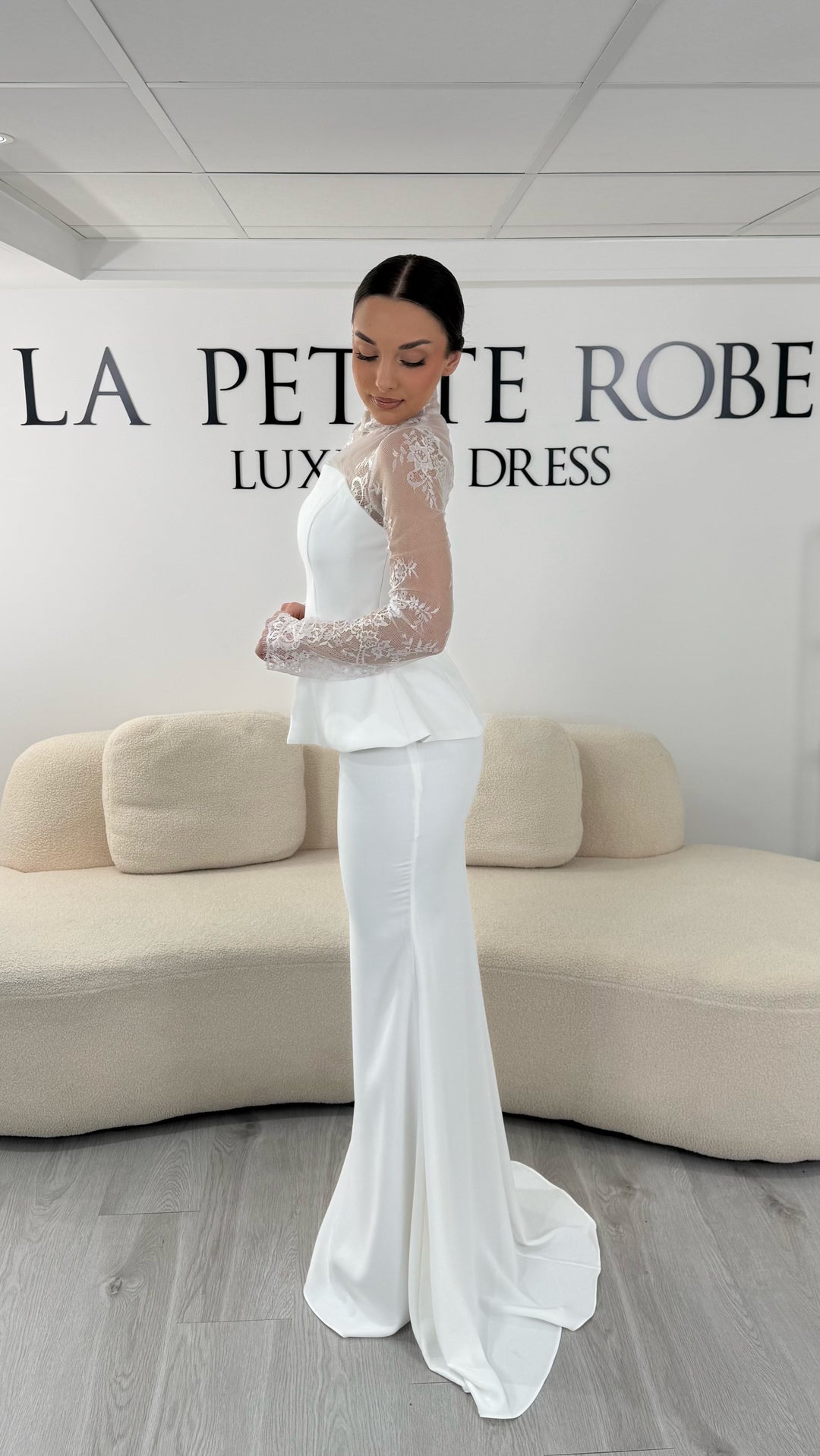 Robe de mariée blanche deux pièces avec col rond et manches longues en dentelle. Robe élégante sans fente, parfaite pour un mariage chic.