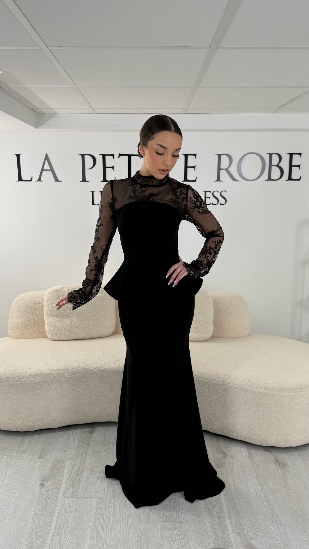 Robe de soirée noire deux pièces avec col rond et manches longues en dentelle. Robe élégante sans fente idéale pour soirée chic.