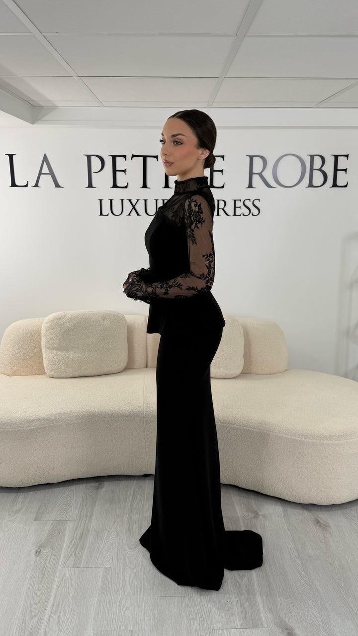 Robe de soirée noire deux pièces avec col rond et manches longues en dentelle. Robe élégante sans fente idéale pour soirée chic.