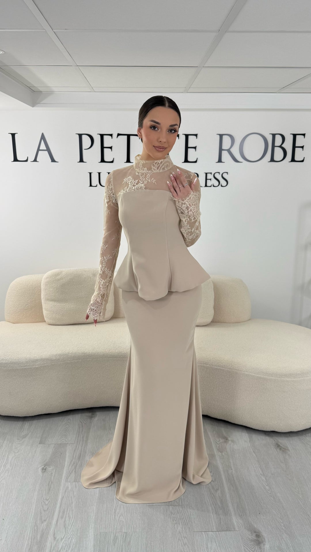 Robe de soirée beige deux pièces avec col rond et manches longues en dentelle. Robe élégante sans fente idéale pour soirée chic.