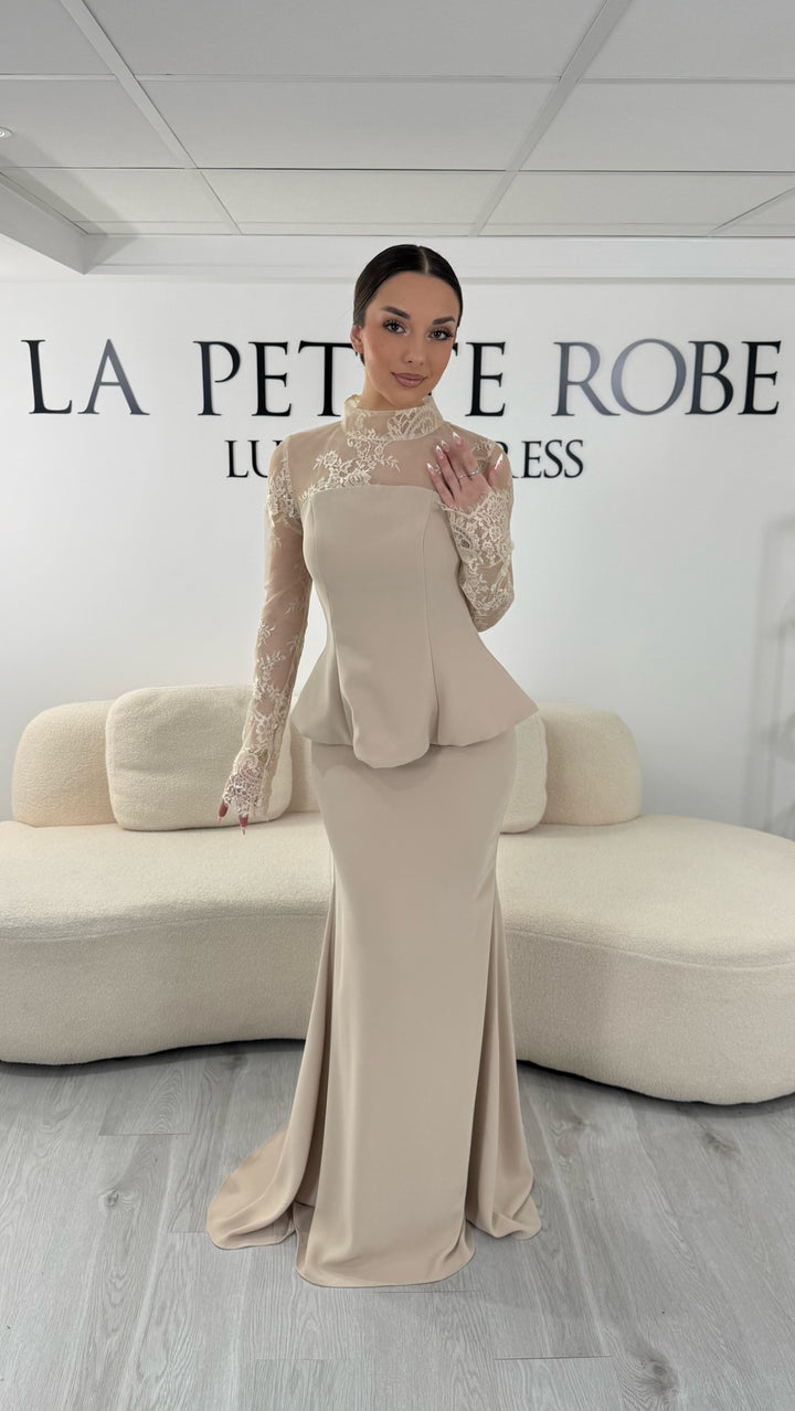 Robe de soirée beige deux pièces avec col rond et manches longues en dentelle. Robe élégante sans fente idéale pour soirée chic.