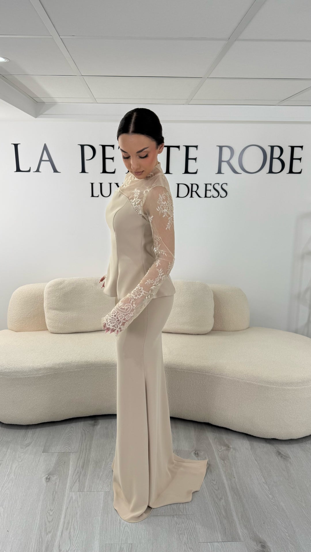 Robe de soirée beige deux pièces avec col rond et manches longues en dentelle. Robe élégante sans fente idéale pour soirée chic.