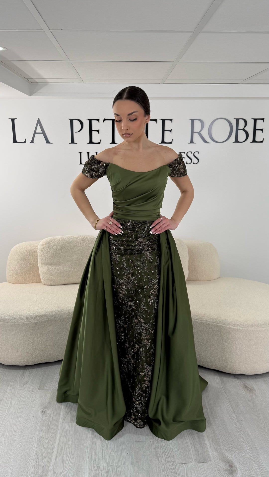 Robe de soirée kaki élégante sans manches avec col bardot et sequins. Robe longue sans fente idéale pour soirée chic.