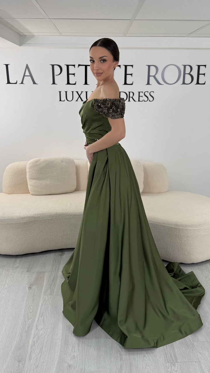 Robe de soirée kaki élégante sans manches avec col bardot et sequins. Robe longue sans fente idéale pour soirée chic.