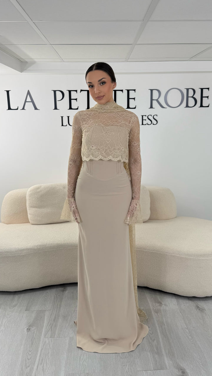 Robe de soirée beige longue avec boléro en dentelle amovible et écharpe élégante. Sans fente, coupe fluide idéale pour mariage et cérémonie.