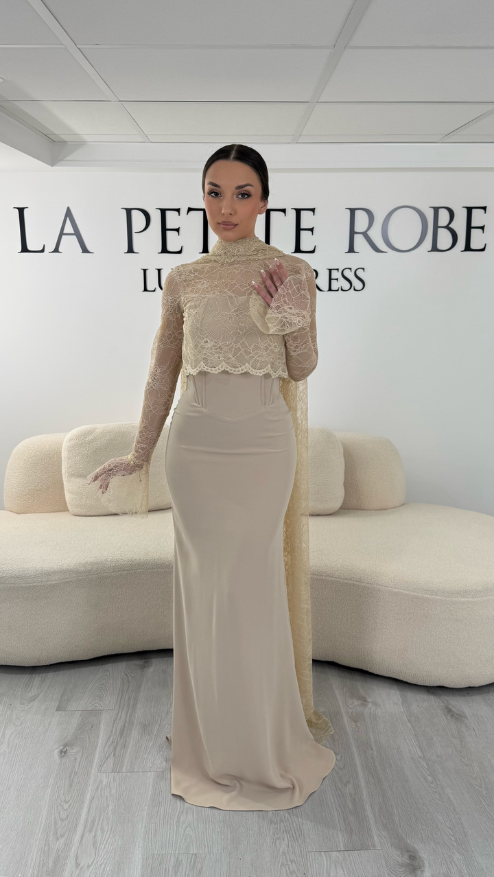 Robe de soirée beige longue avec boléro en dentelle amovible et écharpe élégante. Sans fente, coupe fluide idéale pour mariage et cérémonie.