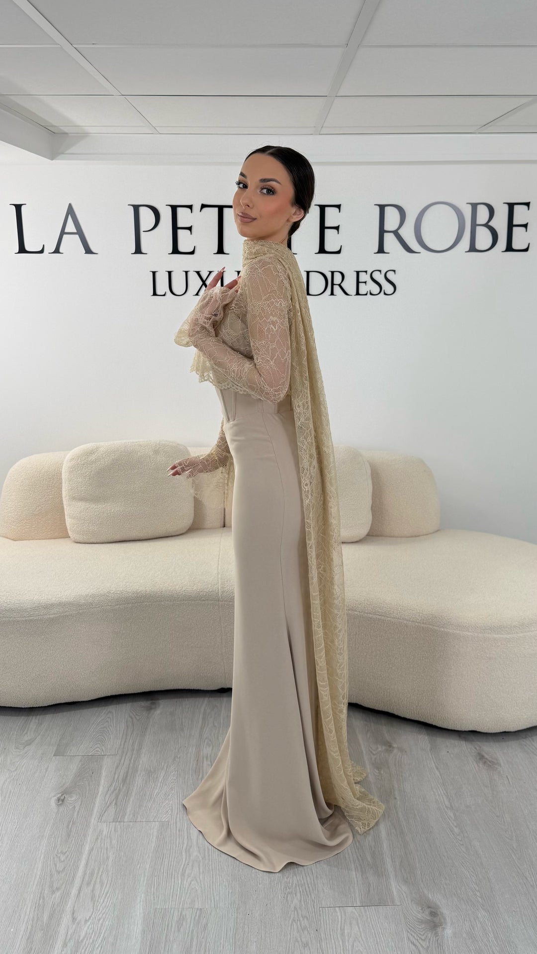 Robe de soirée beige longue avec boléro en dentelle amovible et écharpe élégante. Sans fente, coupe fluide idéale pour mariage et cérémonie.