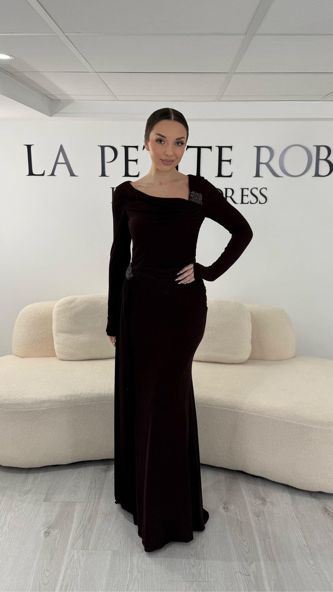 Robe de soirée marron longue avec col bateau drapé et manches longues. Robe élégante sans fente parfaite pour soirée ou gala.