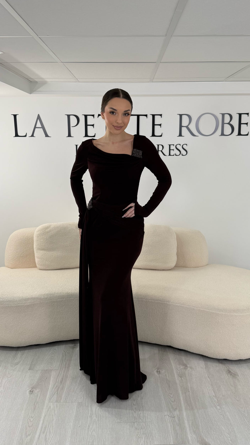 Robe de soirée marron longue avec col bateau drapé et manches longues. Robe élégante sans fente parfaite pour soirée ou gala.