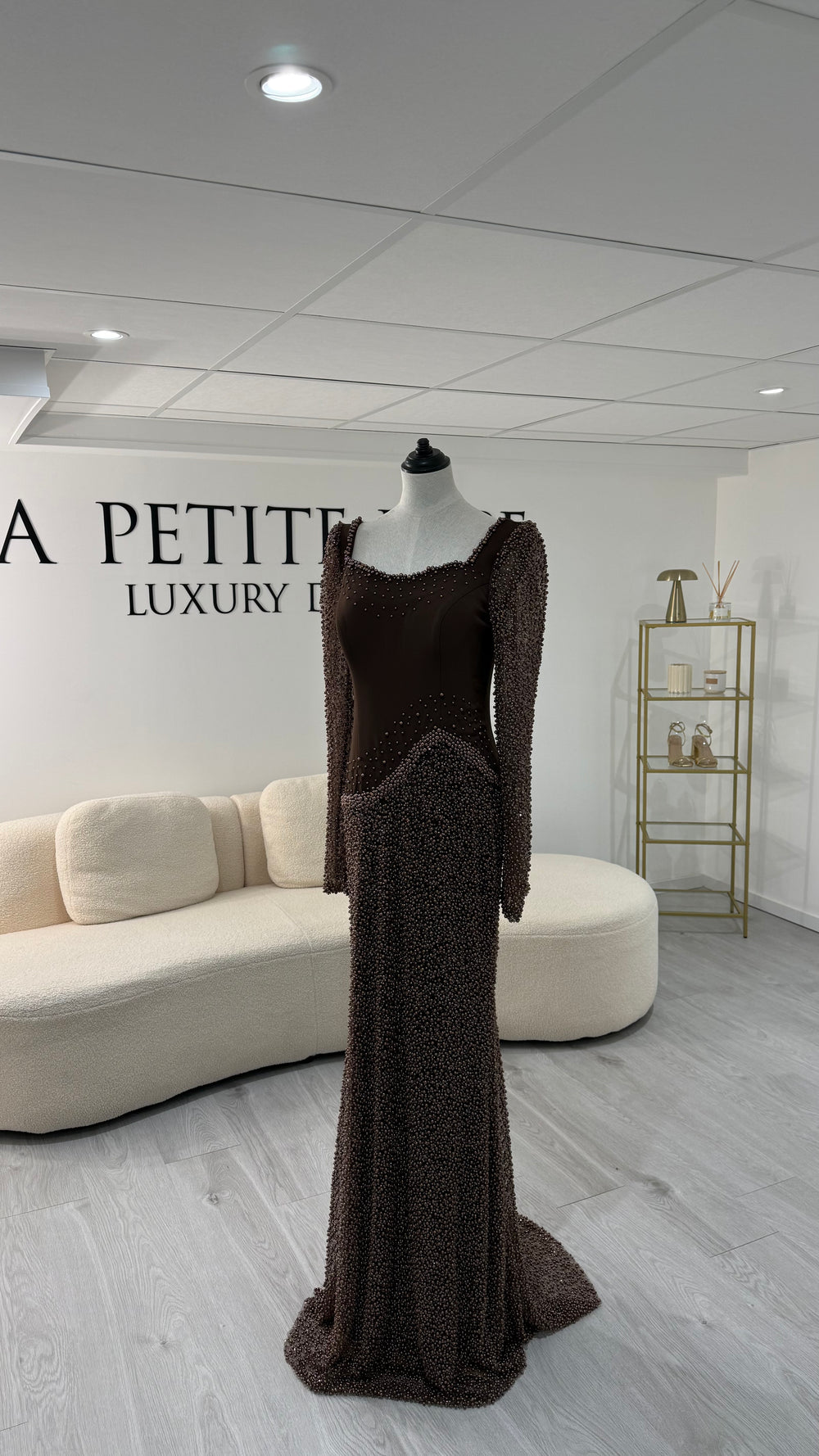 Robe de soirée marron élégante avec manches longues et col raffiné. Idéale pour mariage, cérémonie ou demoiselle d’honneur.