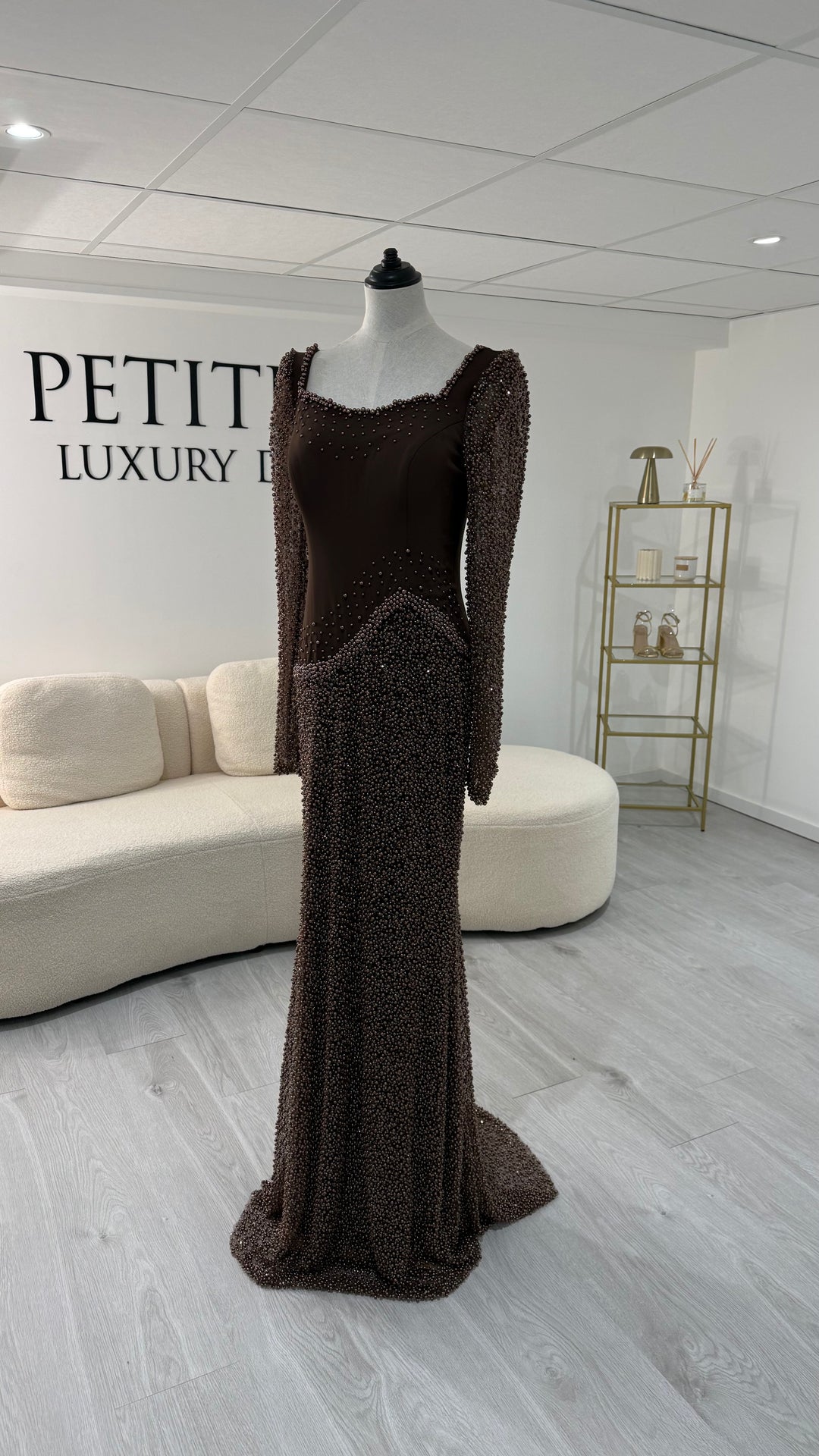 Robe de soirée marron élégante avec manches longues et col raffiné. Idéale pour mariage, cérémonie ou demoiselle d’honneur.