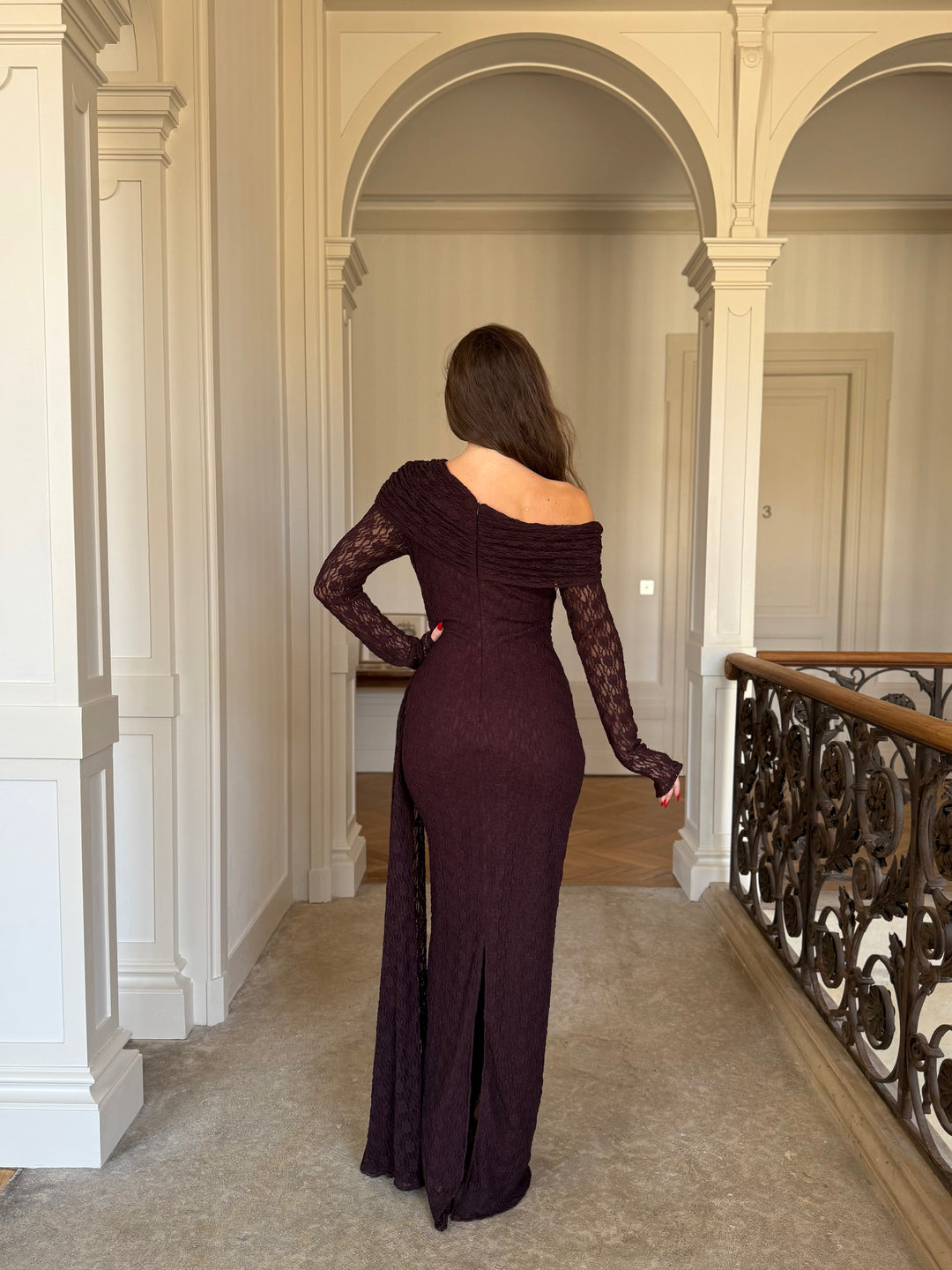 élégante longue robe de soirée marron, col asymétrique, manche longue, fente à l'arrière, pour tout type d'événement, mariage, gala, cérémonie