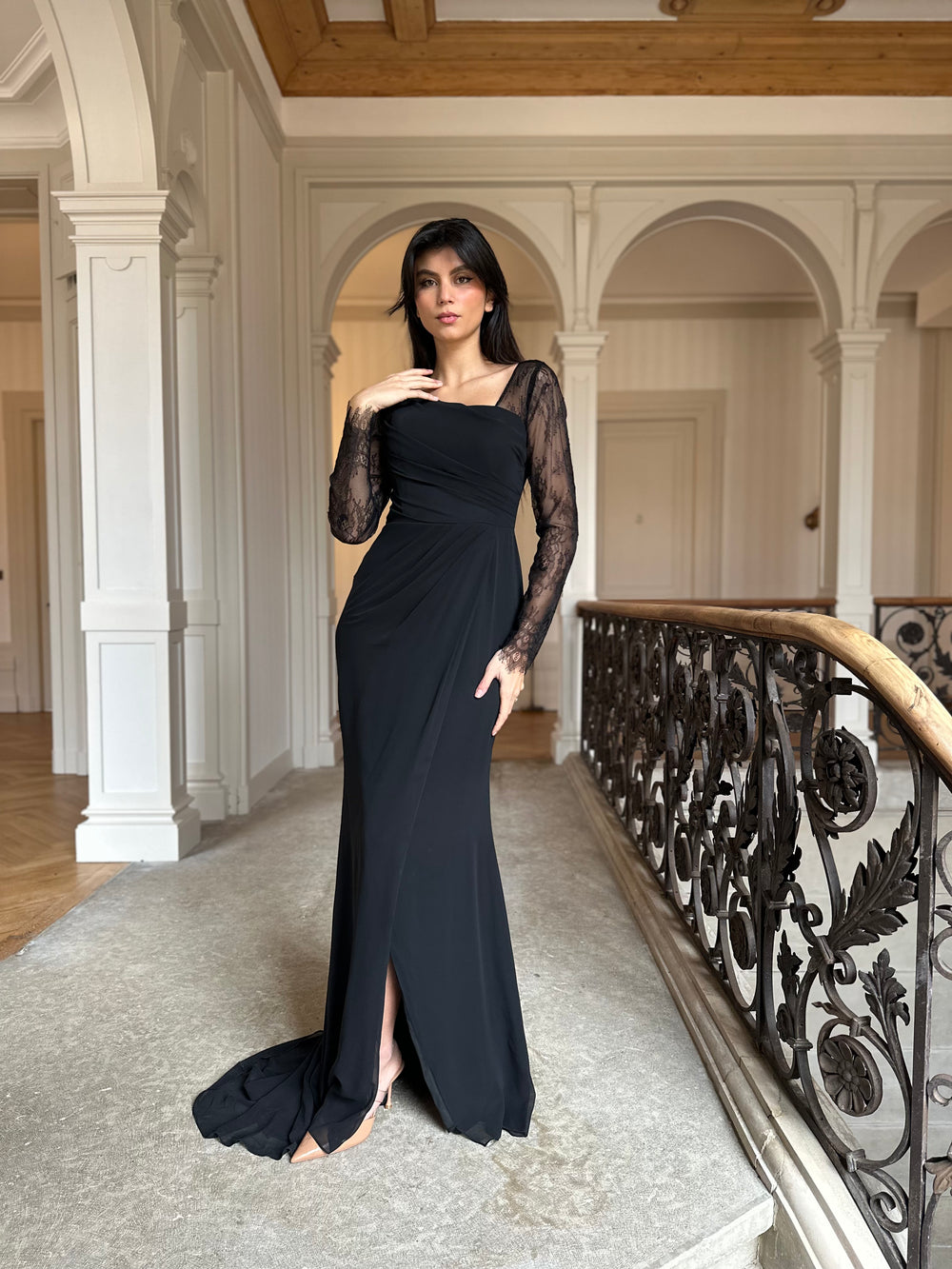 élégante longue robe de soirée noir, avec une fente, col asymétrique, manche longue transparente pour tout type d'événement, mariage, cérémonie, gala