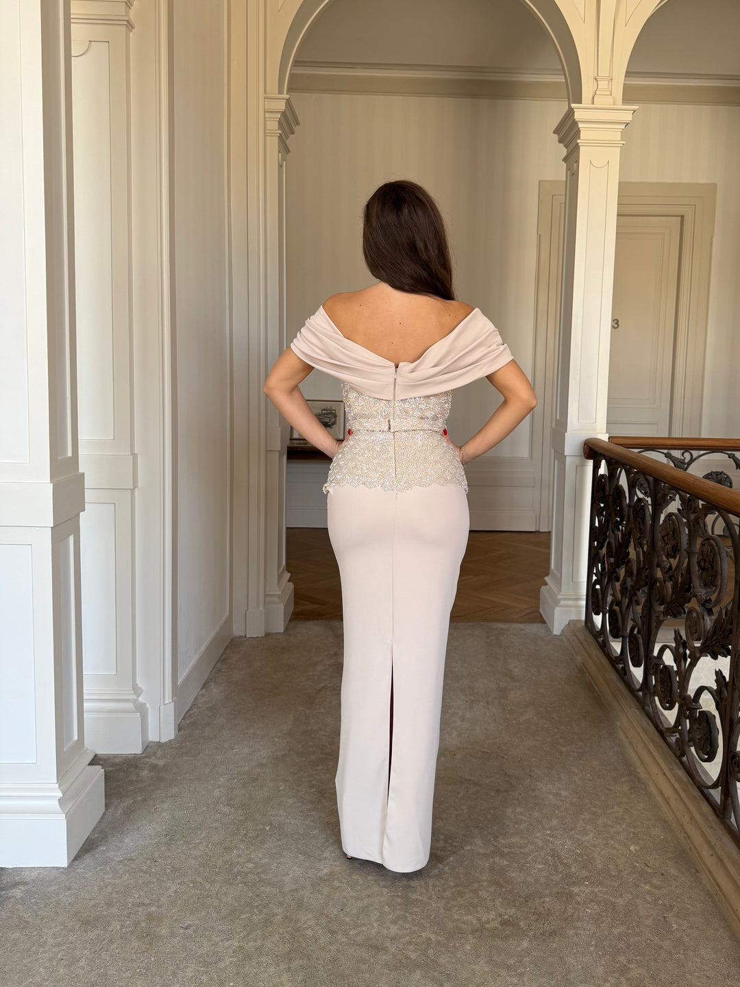 Longue robe de soirée beige élégante, fente à l'arrière, sans manche, col bateau, avec corset perlé pour type d'événement, gala, cérémonie, mariage