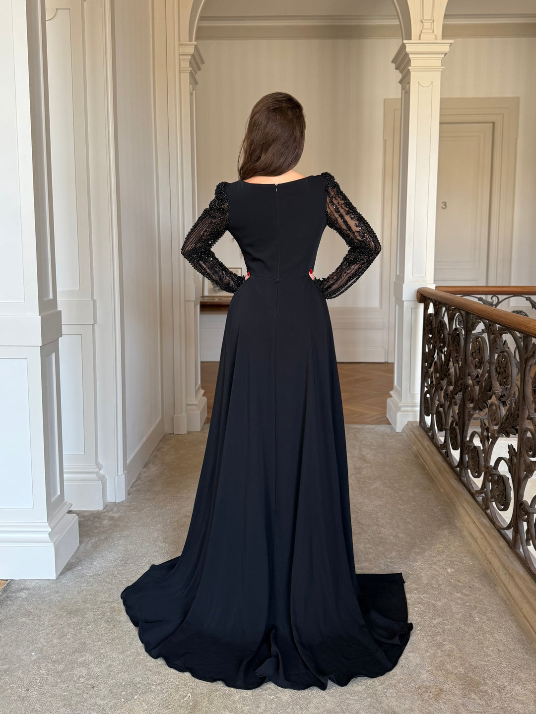 Longue robe de soirée noir sans fente, manche longue, col asymétrique avec une traine pour tout type d'événement, mariage, gala cérémonie