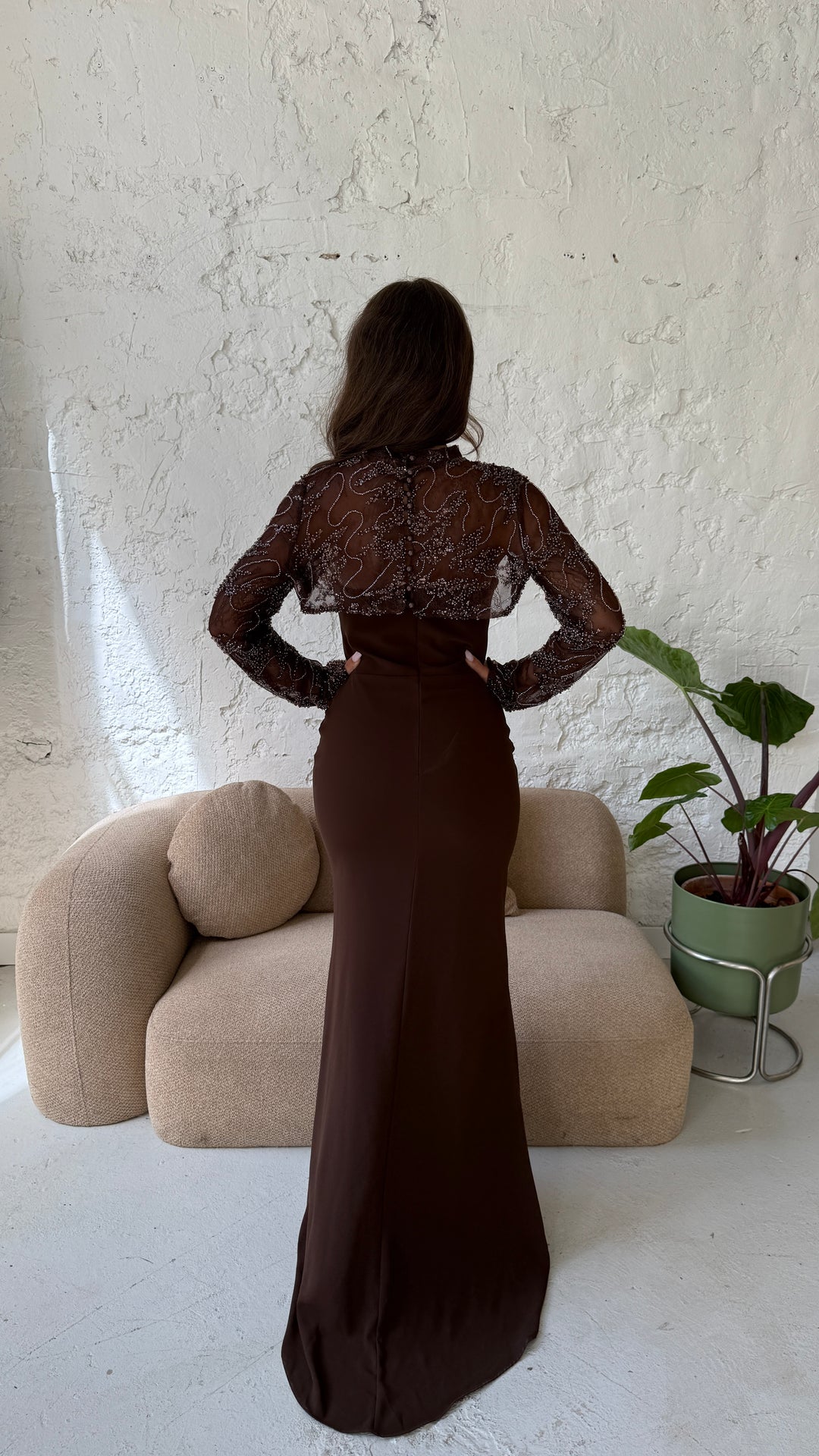 Profil de la robe Lisa marron chocolat, manches perlées et petite traîne