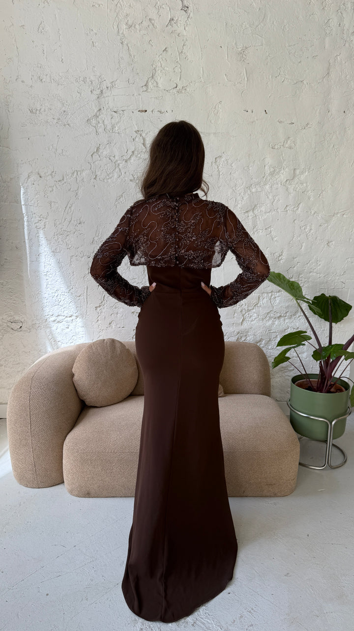 Profil de la robe Lisa marron chocolat, manches perlées et petite traîne