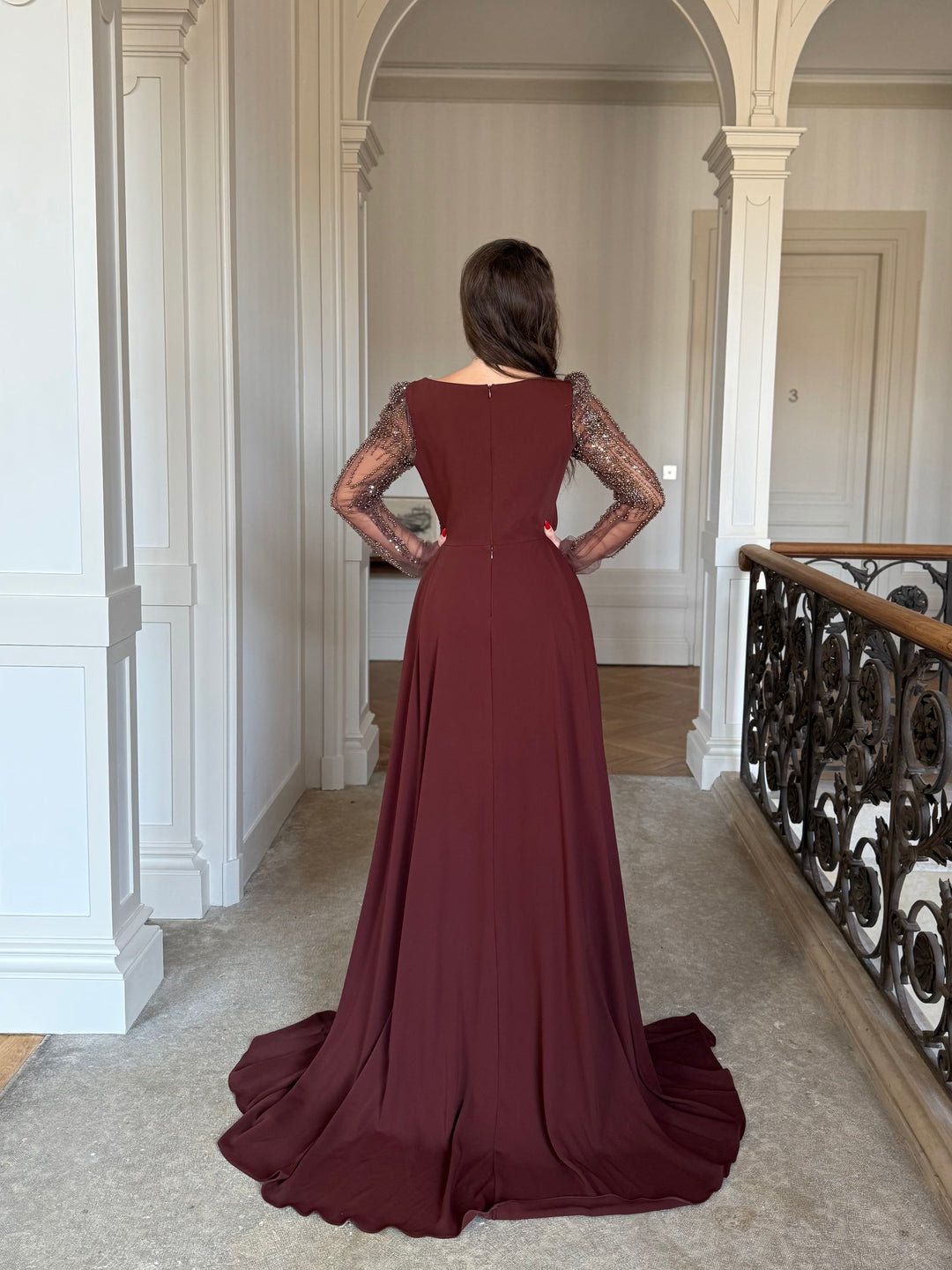 Longue robe de soirée marron élégante, sans fente, manche longue, col asymétrique avec une traine pour tout type d'événement, mariage, gala cérémonie