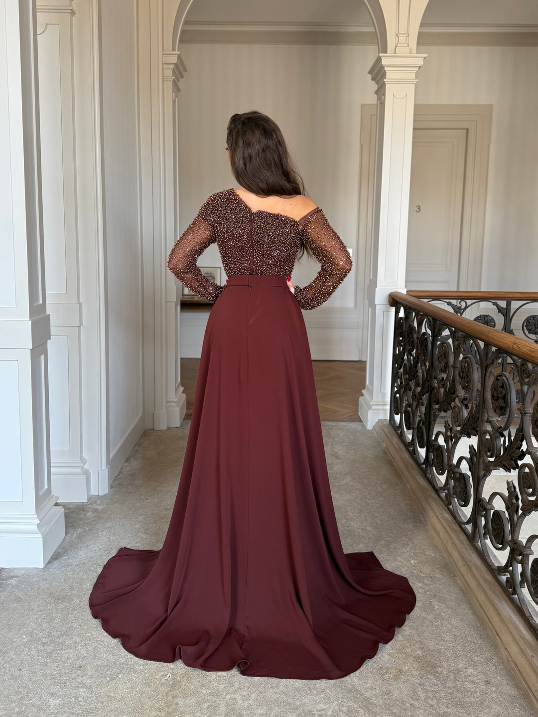 Longue robe de soirée marron élégante, entièrement perlé au buste, sans fente, col asymétrique, avec une traine, manche longue pour tout type d'événement, mariage, gala, cérémonie, demoiselle d'honneur