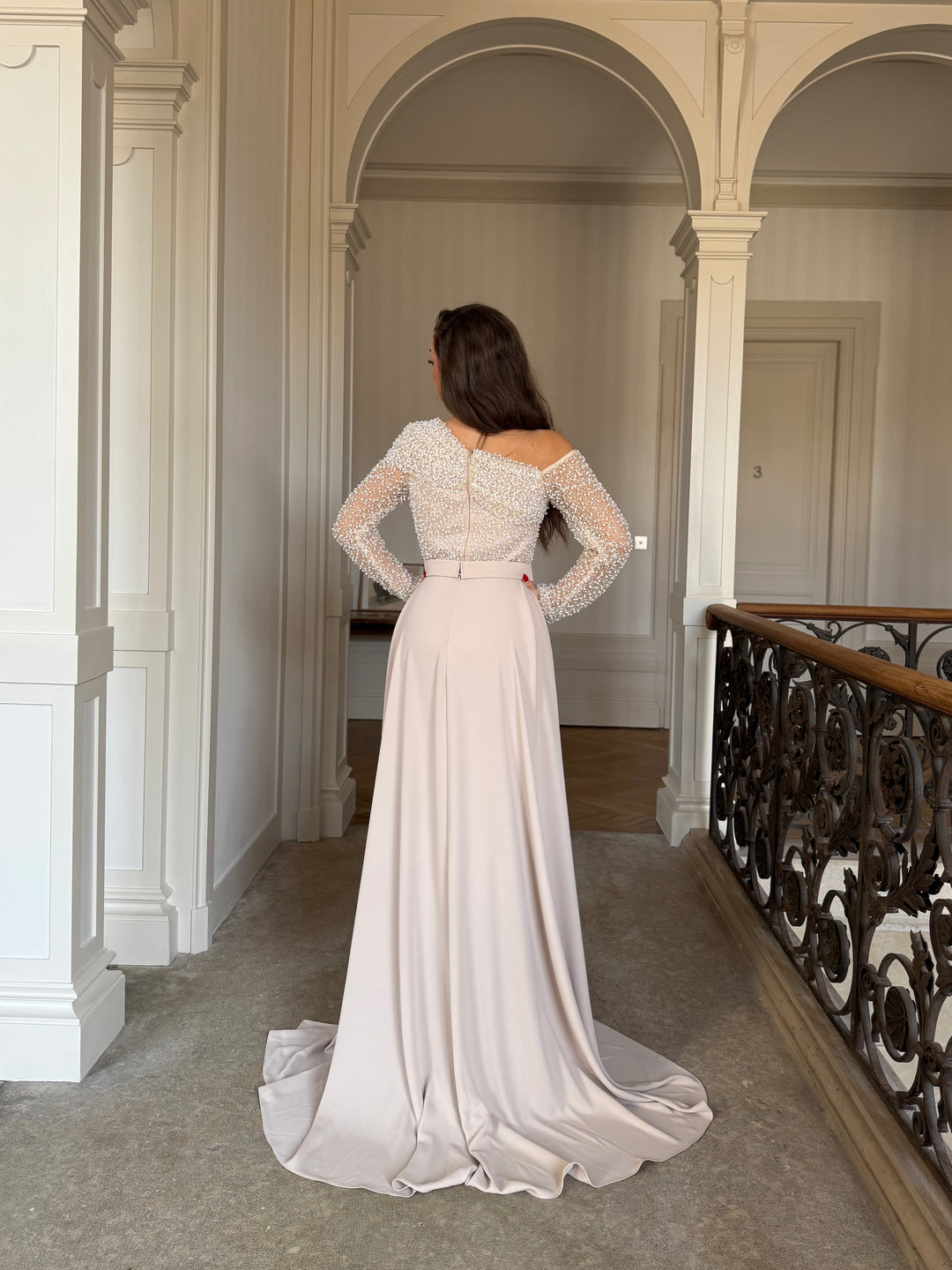 Longue robe de soirée beige élégante, entièrement perlé au buste, sans fente, col asymétrique, avec une traine, manche longue pour tout type d'événement, mariage, gala, cérémonie, demoiselle d'honneur