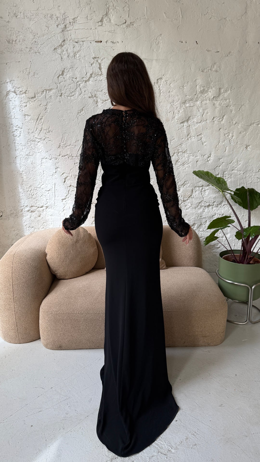 Dos de la robe de soirée noire Lisa, boléro boutonné et jupe sirène à petite traîne