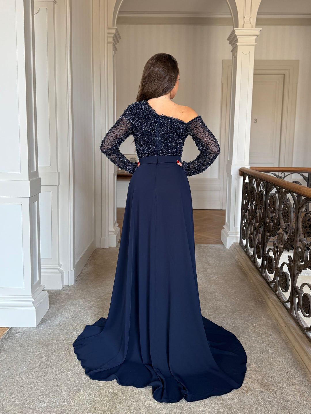 Longue robe de soirée bleu marine, entièrement perlé au buste, sans fente, col asymétrique, avec une traine, manche longue pour tout type d'événement, mariage, gala, cérémonie, demoiselle d'honneur