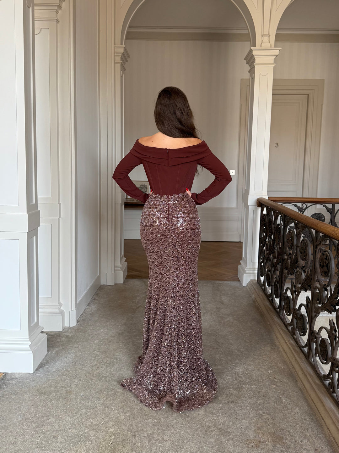 Longue robe de soirée marron, col bateau, manche longue, sans fente, le bas entièrement perlés, pour tout type d'événement, gala, cérémonie, mariage demoiselle d'honneur