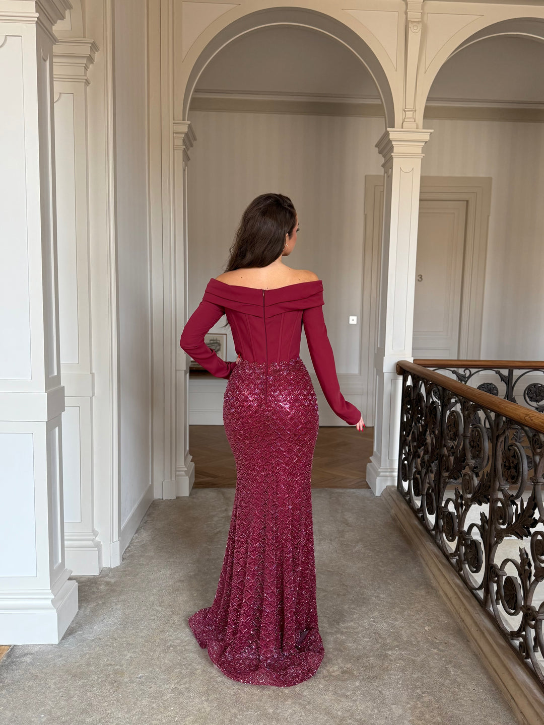 Longue robe de soirée bordeaux, col bateau, manche longue, sans fente, le bas entièrement perlés, pour tout type d'événement, gala, cérémonie, mariage demoiselle d'honneur