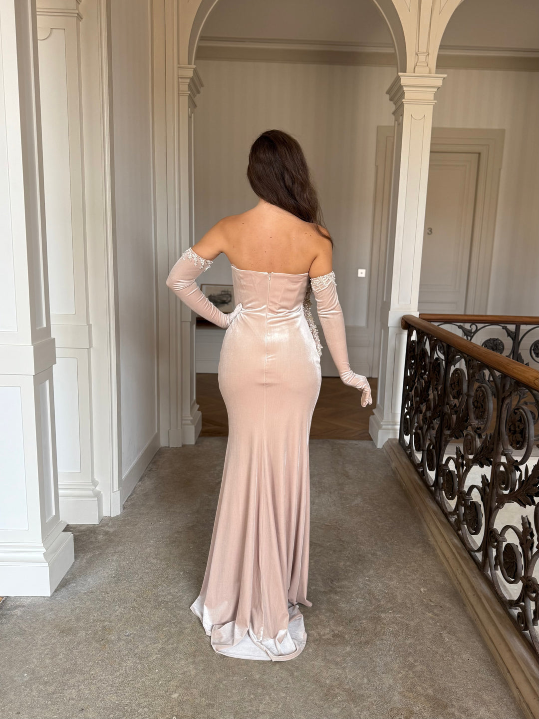 Longue robe de soirée beige élégante en velours, sans fente, col bustier, avec les gants pour tout type d'événement, mariage, gala, cérémonie