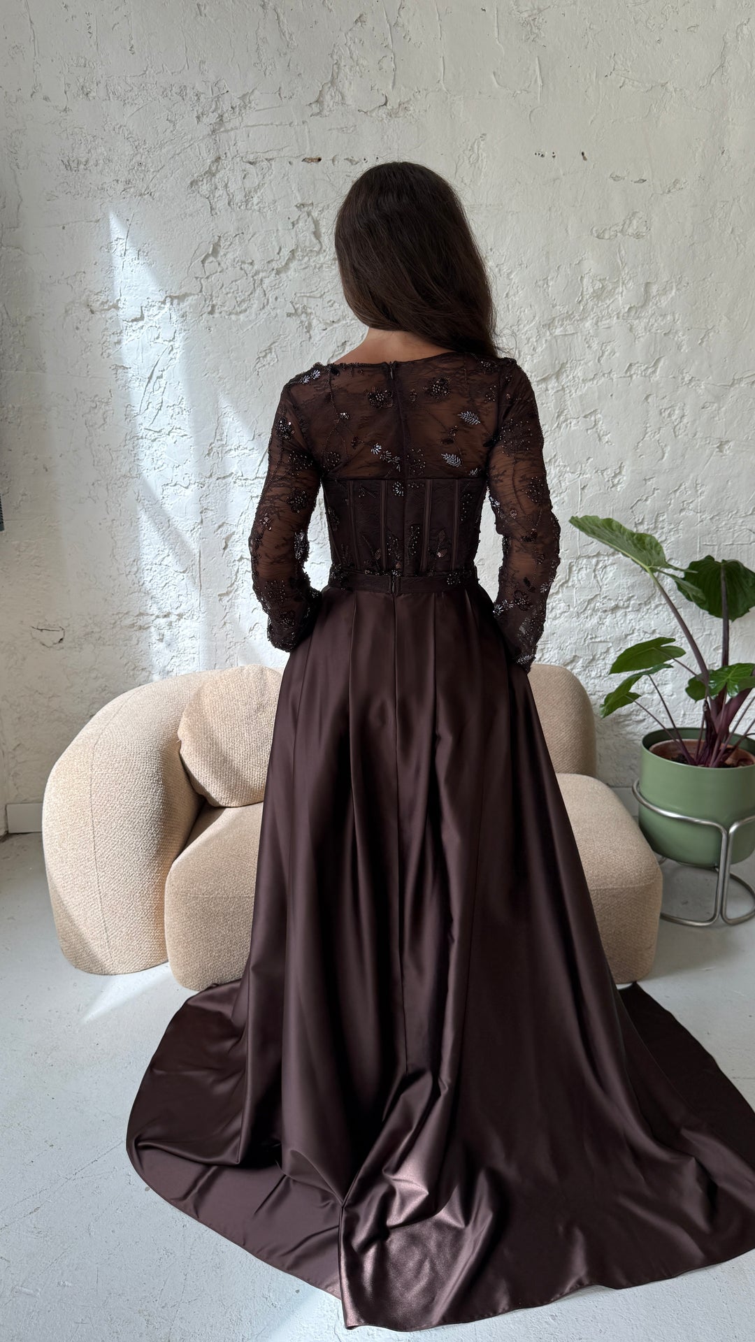 Dos de la robe Milena marron chocolat, dentelle transparente et corset baleiné