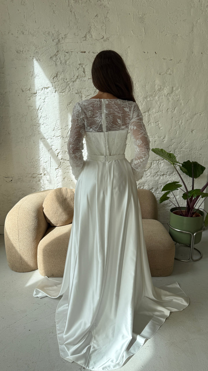 Dos en dentelle transparente de la robe de mariée Milena